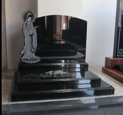墓碑工廠創(chuàng)新小型藝術墓碑,鑲嵌瓷畫展現(xiàn)獨特藝術文化價值_工藝